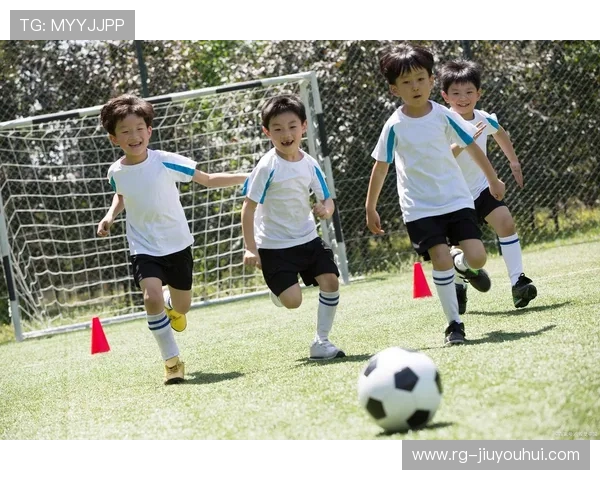 职业小朋友踢足球：探索青少年足球运动员成长之路与挑战